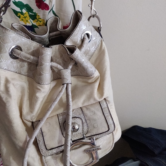 Guess Bucket Bag - Picture 4 of 7